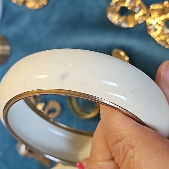 Vintage lot of 8 gold tone pieces of jewelry, faux pearls brooch - Picture 15 of 16